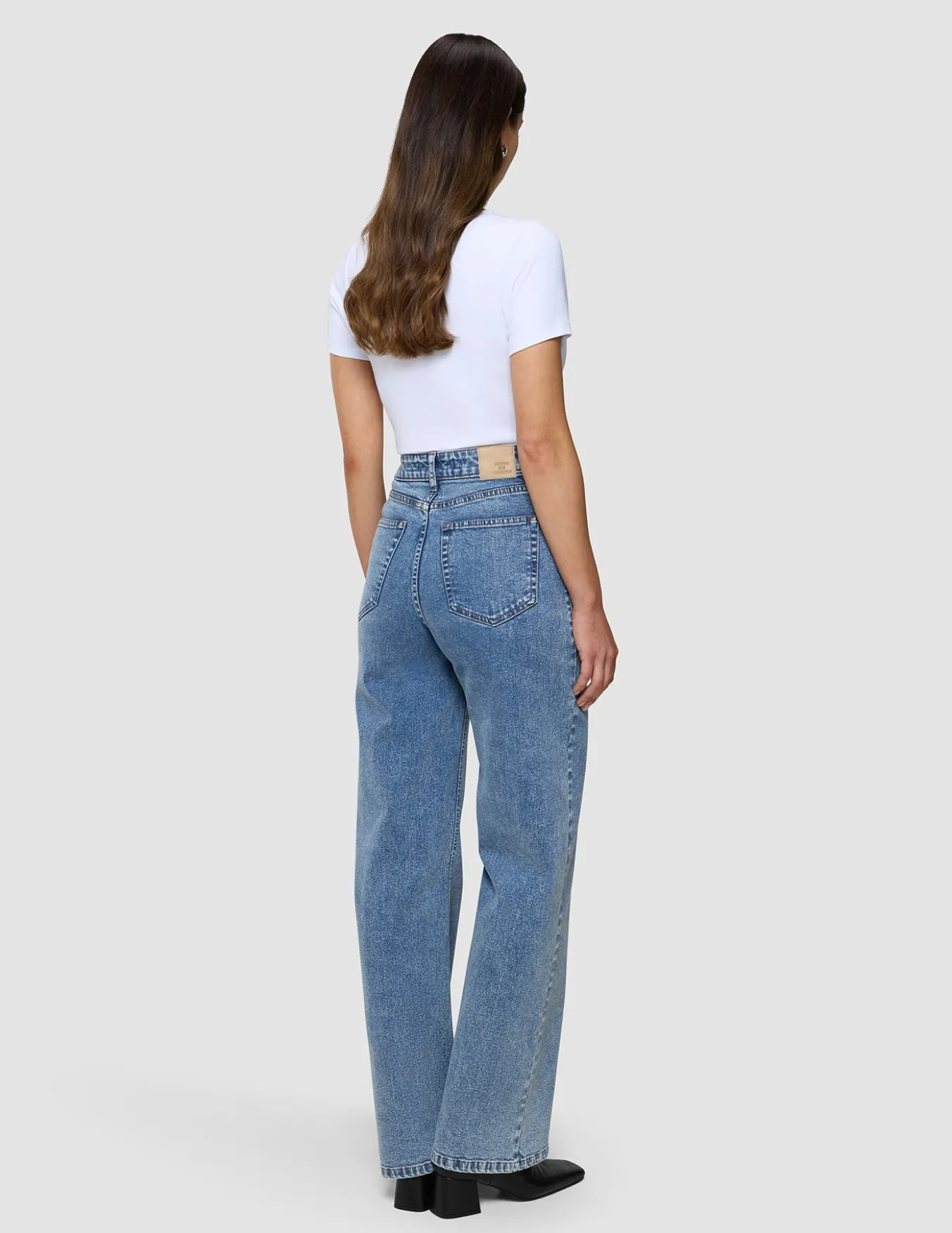 Women's Classic Jeans Relaxed Fit Snow Blue Wash