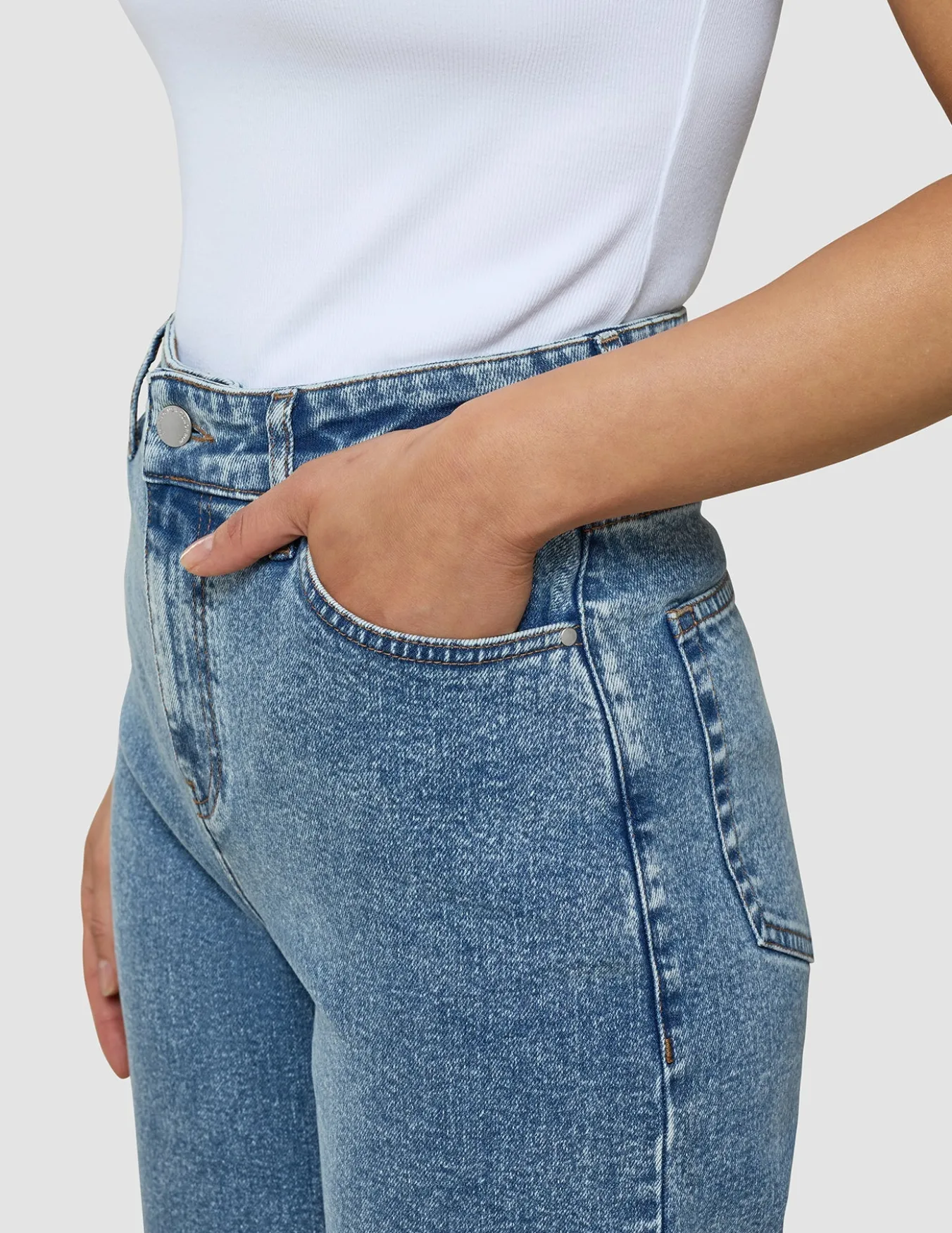 Women's Classic Jeans Relaxed Fit Snow Blue Wash